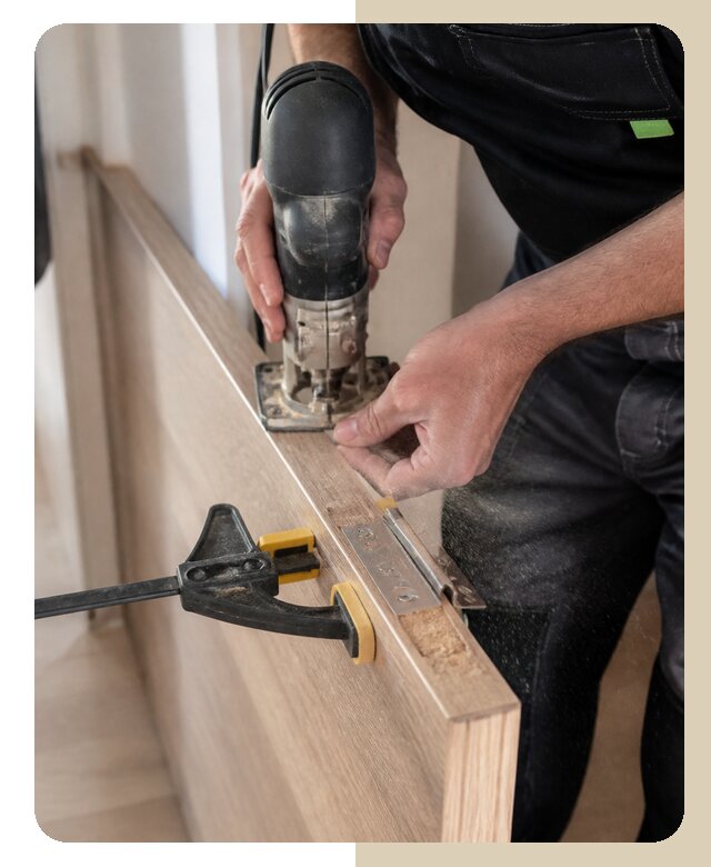 Врезка дверных петель в Лиски по цене от 2188 р. | Дверной
